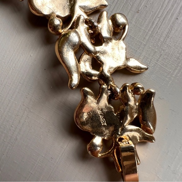 Monet Vintage Enameled & Gold plate 8" stamped bracelet w/ clasp.Mint condition - Picture 6 of 9